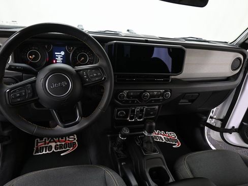 Used 2025 Jeep Gladiator Sport image 4