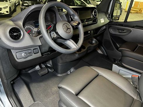 Used 2025 Mercedes-Benz Sprinter 2500 image 24