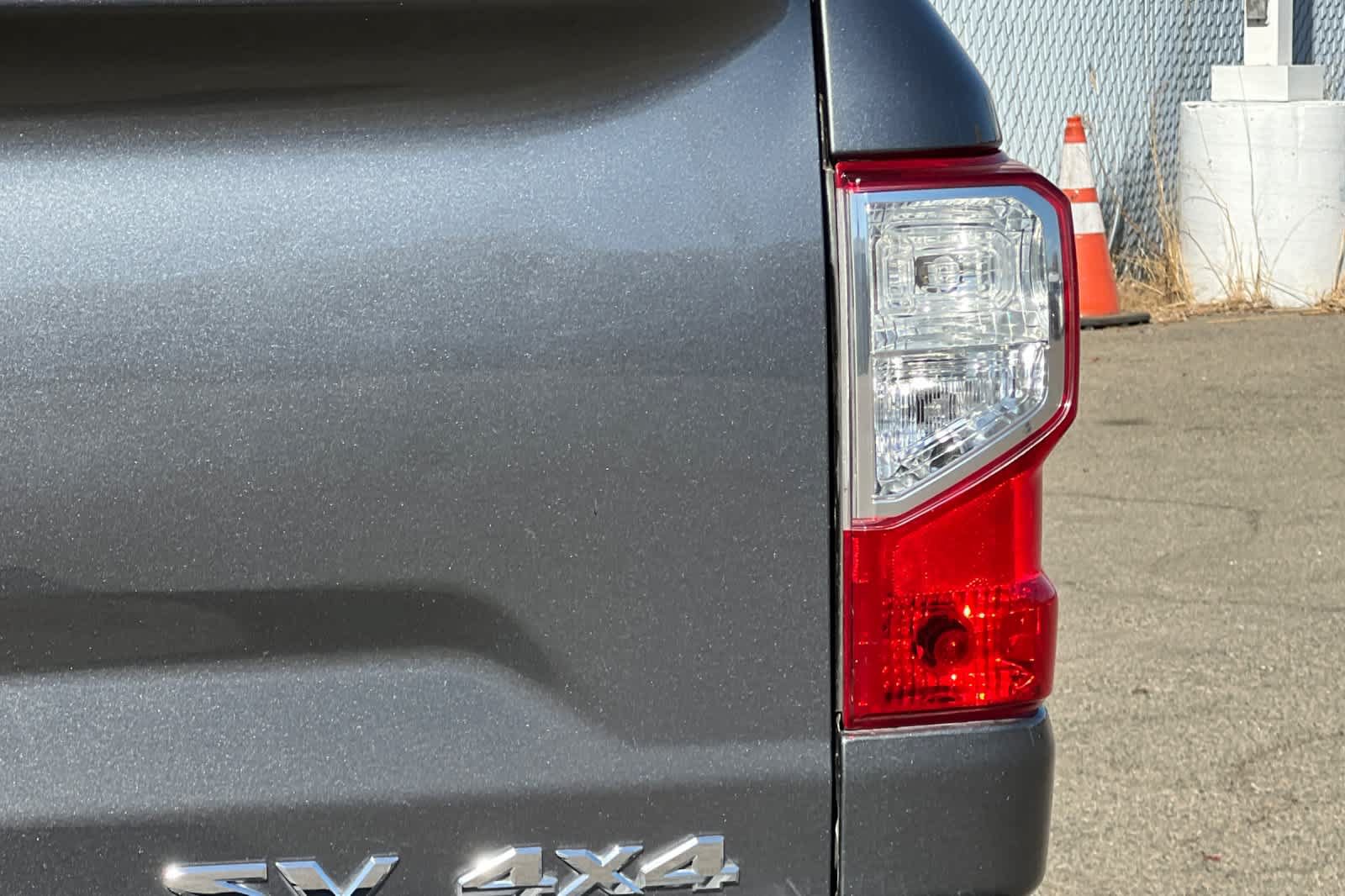 Used 2017 Nissan Titan SV AWD/4WD image 21