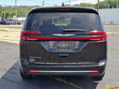 Used 2024 Chrysler Pacifica Touring-L FWD image 28