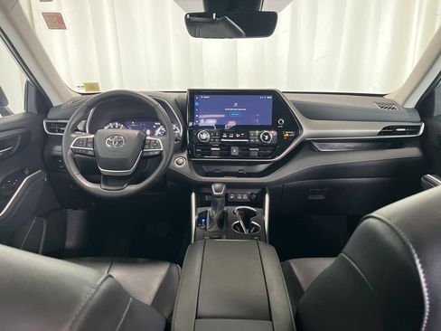 Used 2024 Toyota Highlander XLE AWD/4WD image 10
