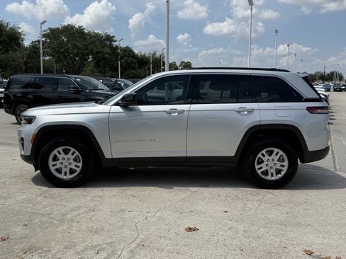 Used 2025 Jeep Grand Cherokee Laredo RWD image 9