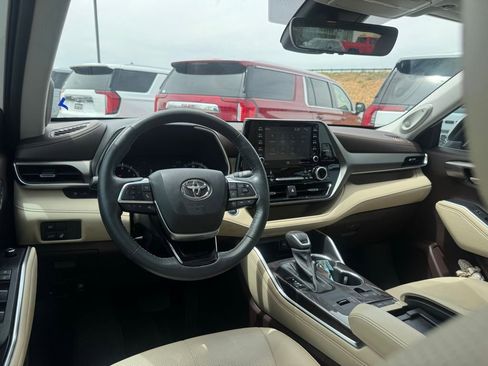 Used 2021 Toyota Highlander Limited FWD image 3