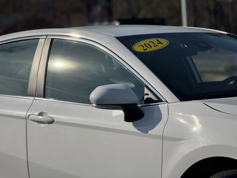 Used 2024 Toyota Camry SE image 7