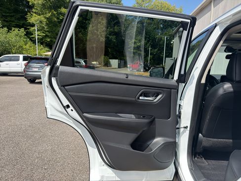 Certified 2025 Nissan Rogue SV w/ SV Premium Package FWD image 12