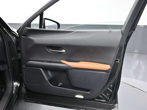 Used 2021 Lexus UX 200 w/ Accessory Package (Z2) FWD image 32
