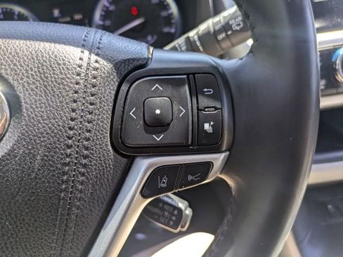 Used 2019 Toyota Highlander XLE AWD/4WD image 23
