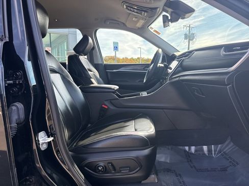 Used 2023 Jeep Grand Cherokee L Limited w/ Black Appearance Package image 13