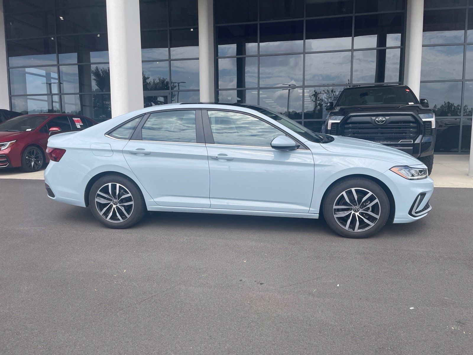Used 2025 Volkswagen Jetta SE FWD image 11