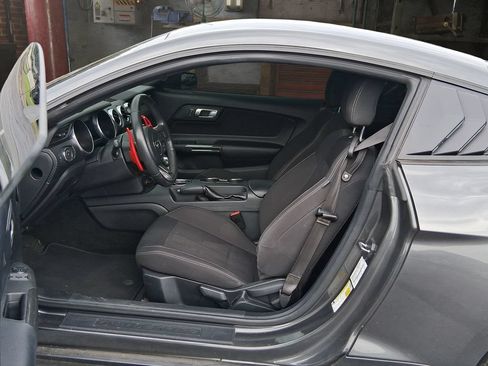 Used 2018 Ford Mustang Coupe RWD image 15