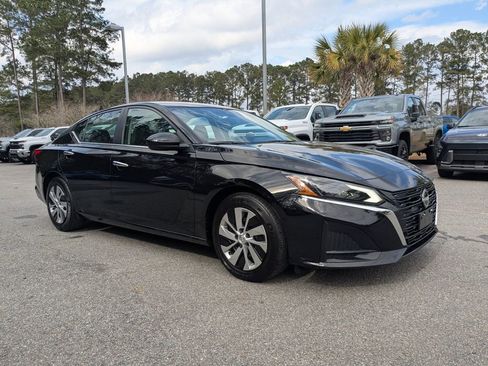 Used 2023 Nissan Altima 2.5 SV image 2