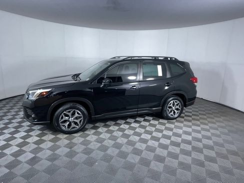 Used 2023 Subaru Forester Premium image 4