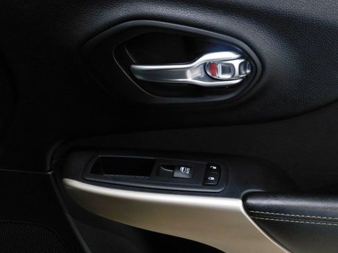 Used 2017 Jeep Cherokee Latitude w/ Comfort & Convenience Group image 90