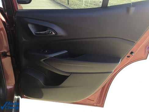 Used 2025 Chevrolet Trax LT w/ LT Convenience Package image 12