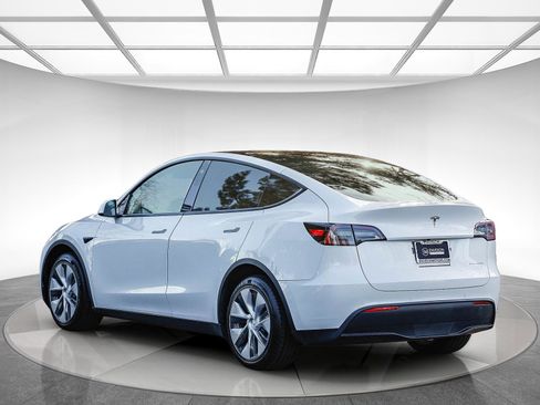 Used 2021 Tesla Model Y Long Range image 2