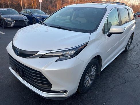 Certified 2024 Toyota Sienna XLE w/ XLE Plus Package image 1