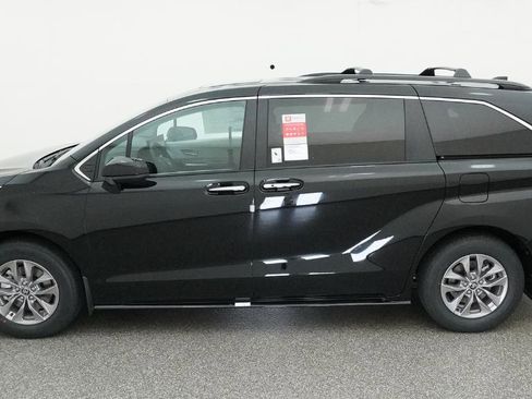 New 2026 Toyota Sienna XLE FWD image 19
