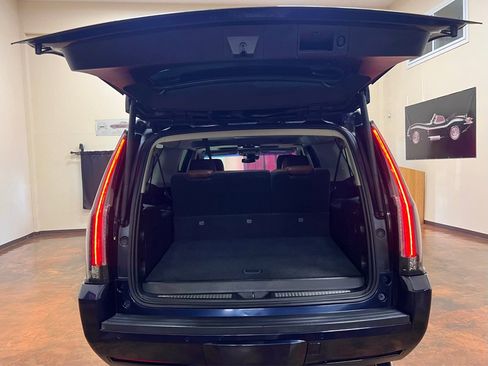 Used 2018 Cadillac Escalade ESV Premium Luxury AWD/4WD image 28