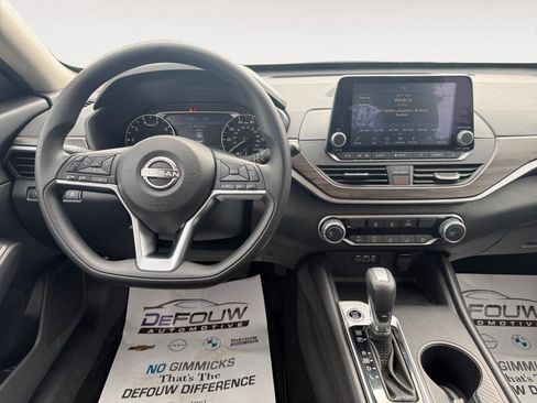 Used 2025 Nissan Altima 2.5 SV FWD image 13