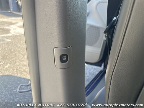 Used 2011 Volkswagen Routan SE image 21