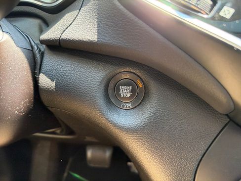 Used 2019 Jeep Cherokee Limited w/ Luxury Group AWD/4WD image 19
