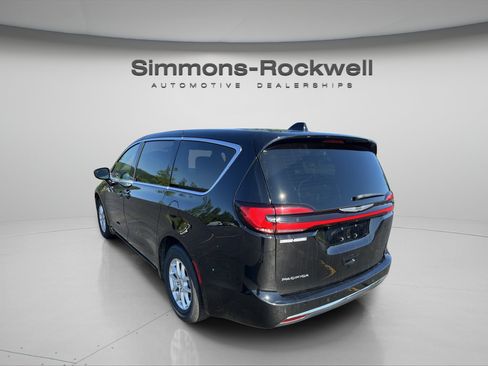 Used 2025 Chrysler Pacifica Select FWD image 3