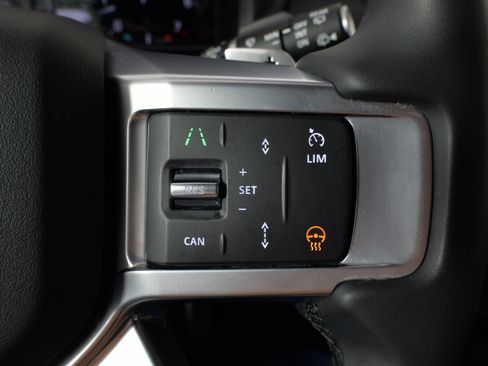 Used 2024 Land Rover Discovery Dynamic SE AWD/4WD image 53