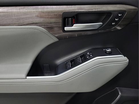 Used 2023 Toyota Highlander Platinum FWD image 13