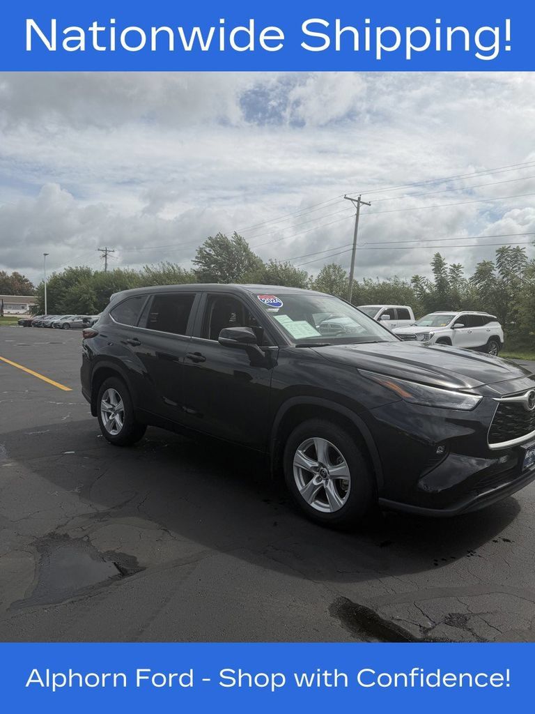 Used 2024 Toyota Highlander LE AWD/4WD image 11