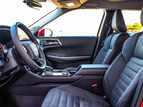 New 2025 Mitsubishi Outlander SE image 31