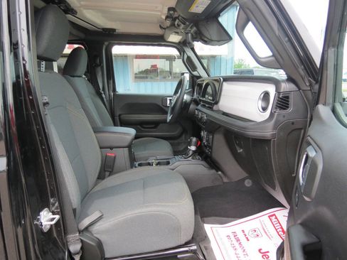 Used 2025 Jeep Wrangler Unlimited Sahara AWD/4WD image 20