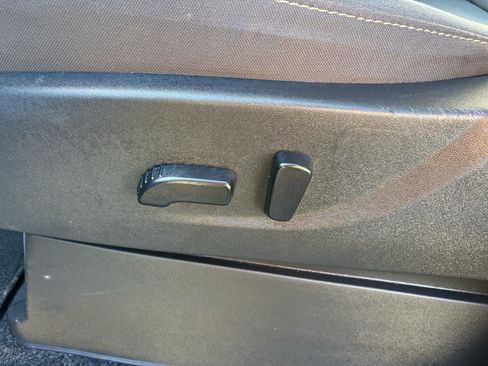 Used 2024 Nissan Frontier SV image 9