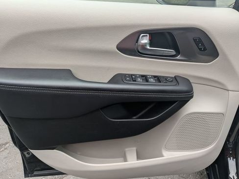 Used 2023 Chrysler Pacifica Touring-L FWD image 14