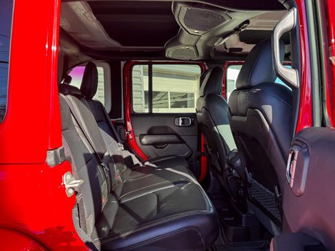 Used 2024 Jeep Wrangler Unlimited Sahara w/ Technology Group image 18