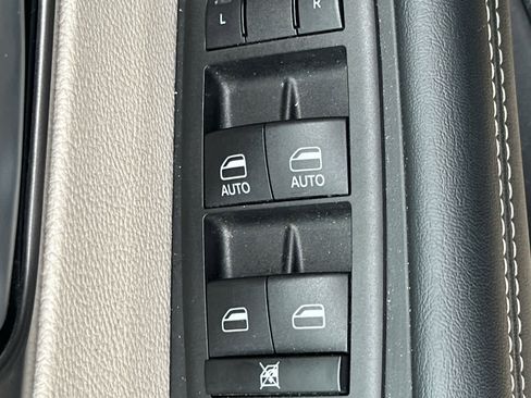 Used 2023 Chrysler Pacifica Touring-L image 23