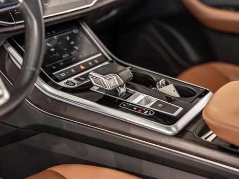 Used 2022 Audi Q8 Premium image 23