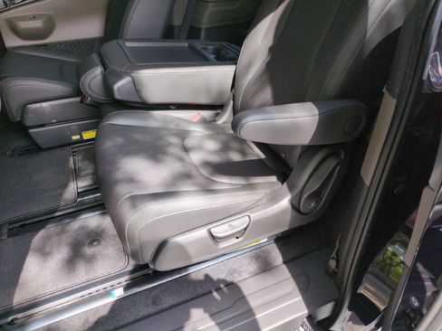 New 2026 Kia Carnival FWD image 32