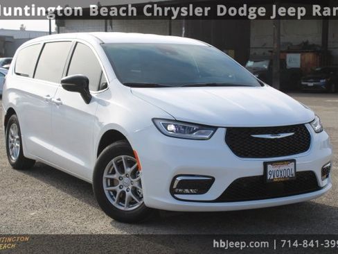 Used 2026 Chrysler Pacifica Select image 1