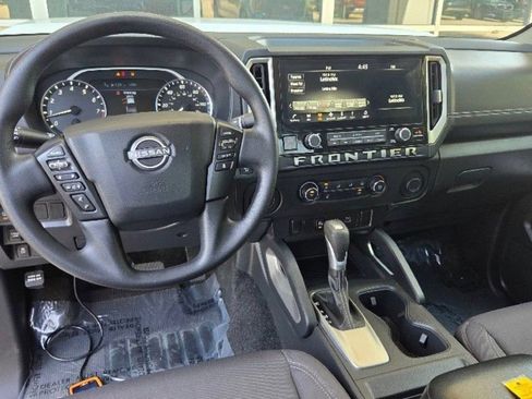 Used 2025 Nissan Frontier SV RWD image 3