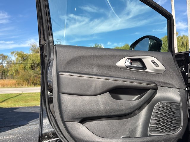 Used 2027 Chrysler Pacifica Select FWD image 13