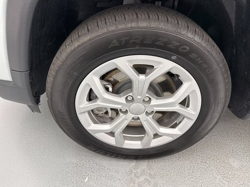 Used 2024 Jeep Compass Latitude AWD/4WD image 5