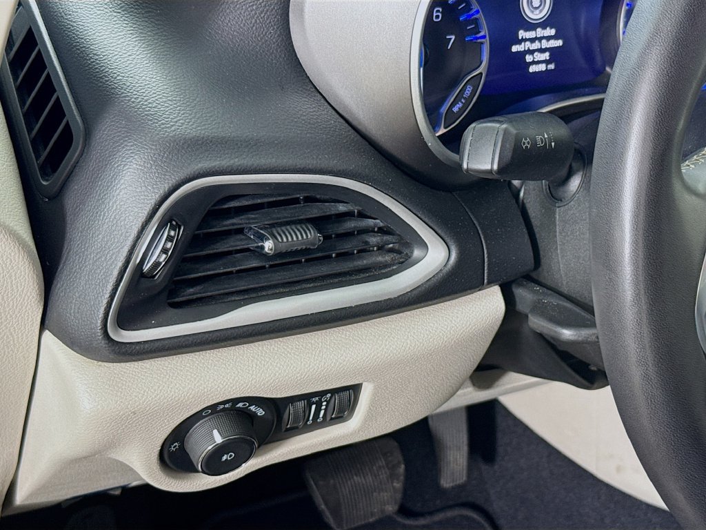 Used 2022 Chrysler Pacifica Touring-L FWD image 10