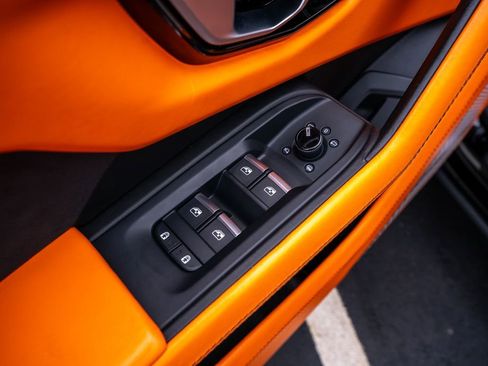 Used 2022 Lamborghini Urus AWD/4WD image 42
