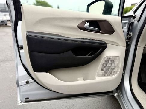 Used 2022 Chrysler Voyager LX FWD image 9