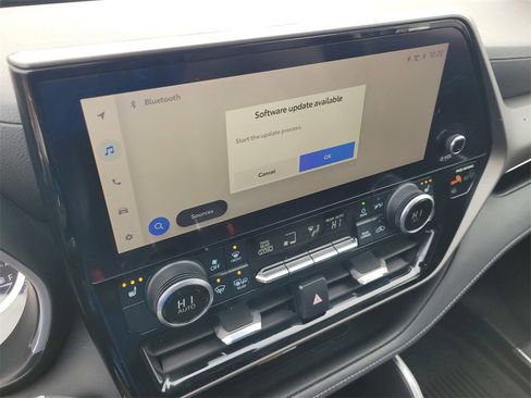 Used 2023 Toyota Highlander XLE image 15