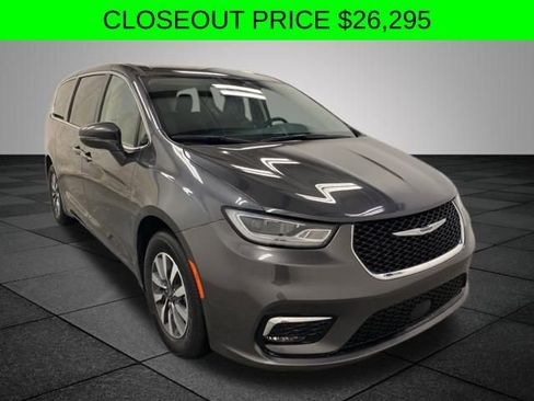 Used 2022 Chrysler Pacifica Touring-L image 1