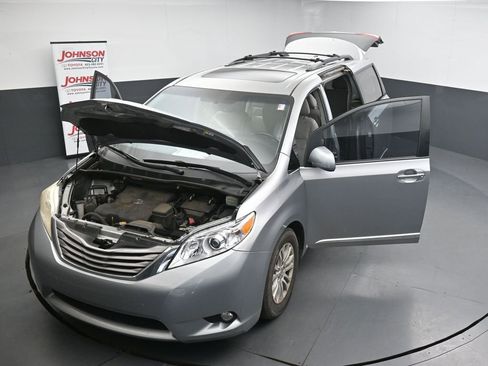 Used 2016 Toyota Sienna XLE Premium FWD image 26
