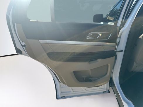 Used 2016 Ford Explorer XLT w/ Equipment Group 202A AWD/4WD image 27