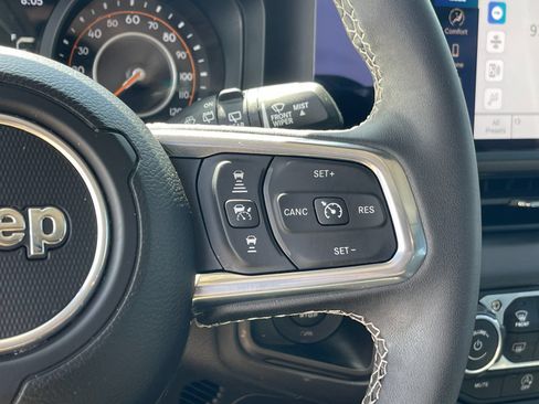 Used 2025 Jeep Wrangler Unlimited Sahara AWD/4WD image 27