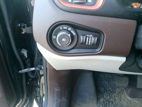 Used 2015 Jeep Renegade Limited AWD/4WD image 32